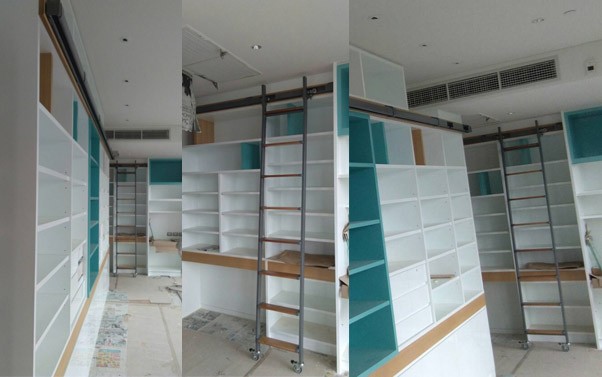 บันไดรางเลื่อนหยิบของชั้นวางหนังสือห้องสมุดสินธรเรสซิเดนซ์คอนโดมิเนี่ยม