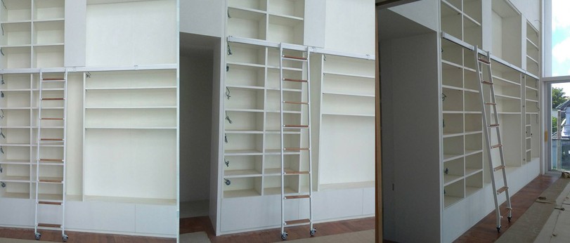 บันไดรางเลื่อนชั้นวางหนังสือสีขาวขั้นเป็นไม้คุณบาสงามวงวาน477