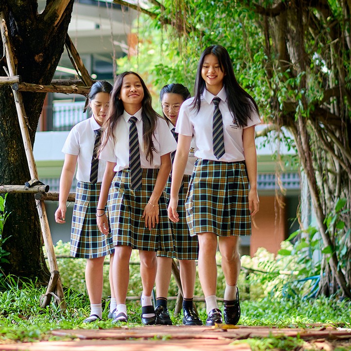 Wellington-College-Bangkok-Students-Happy-Exploring-the-campus-green-sorroundings