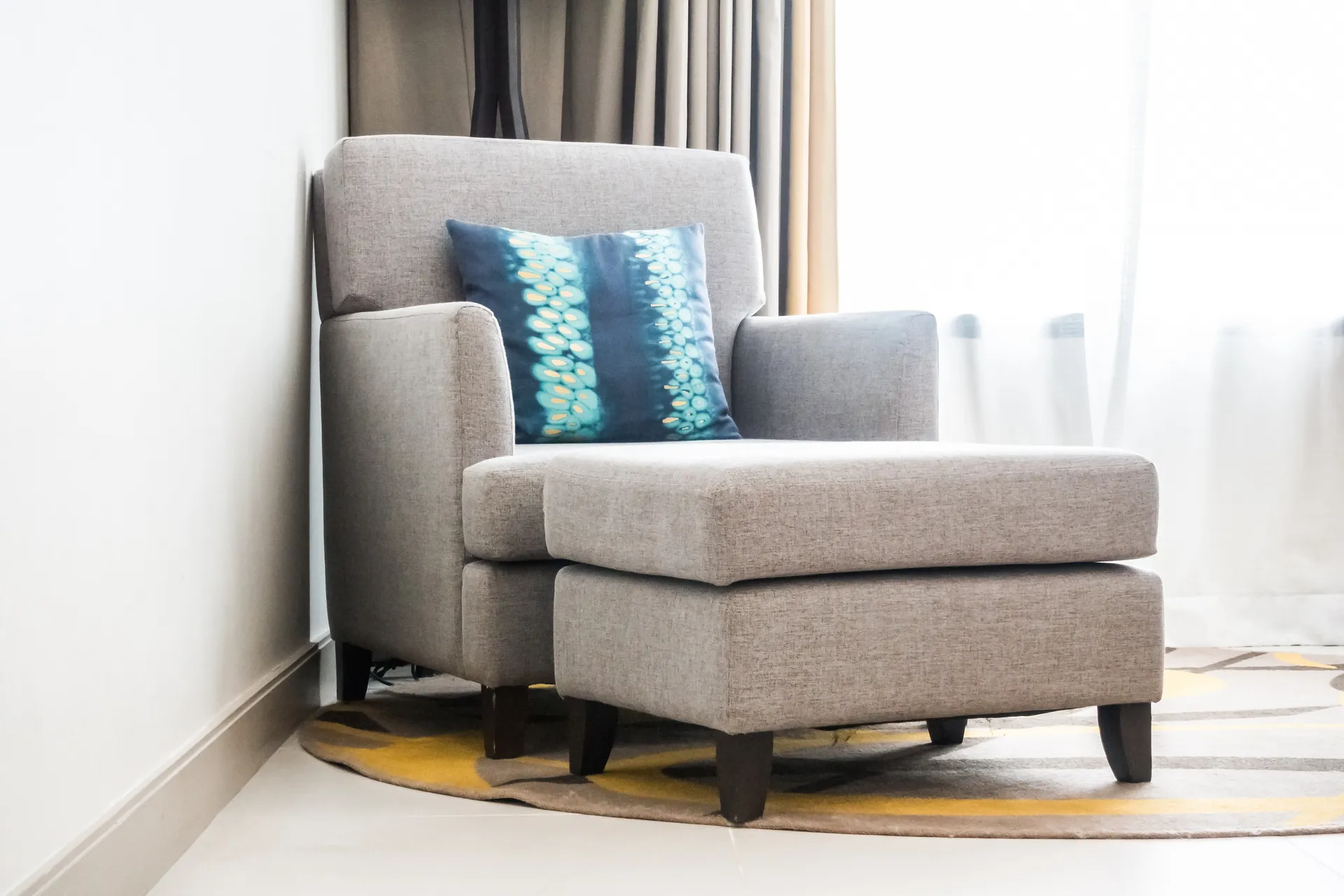 wingback-couch-with-part-set-foot