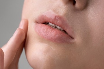 whitecarecareandcleansinglipscrub