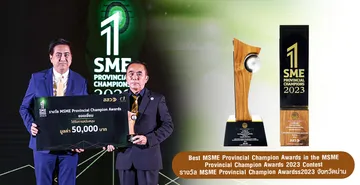 รับรางวัลบนเวที001