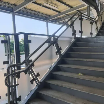 เสา-Balustrade-และราวกันตก-สแตนเลสบนสถานีรถไฟฟ้า-สายสีเหลือง