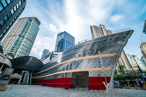 THE-LOUIS’-FLAGSHIP