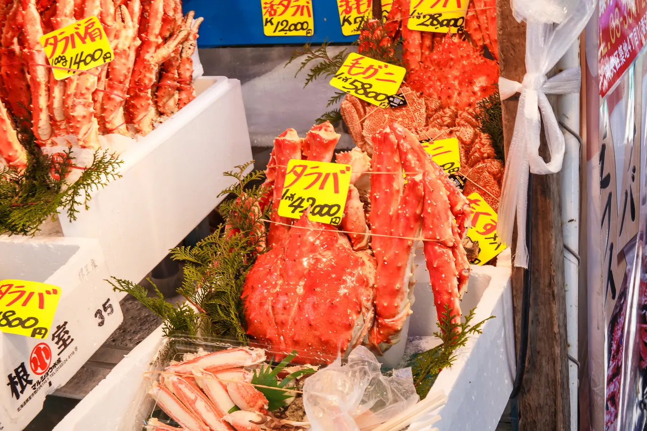tokyo-japan-may-2-2017-fresh-crab-sale-tsukiji-market-japan