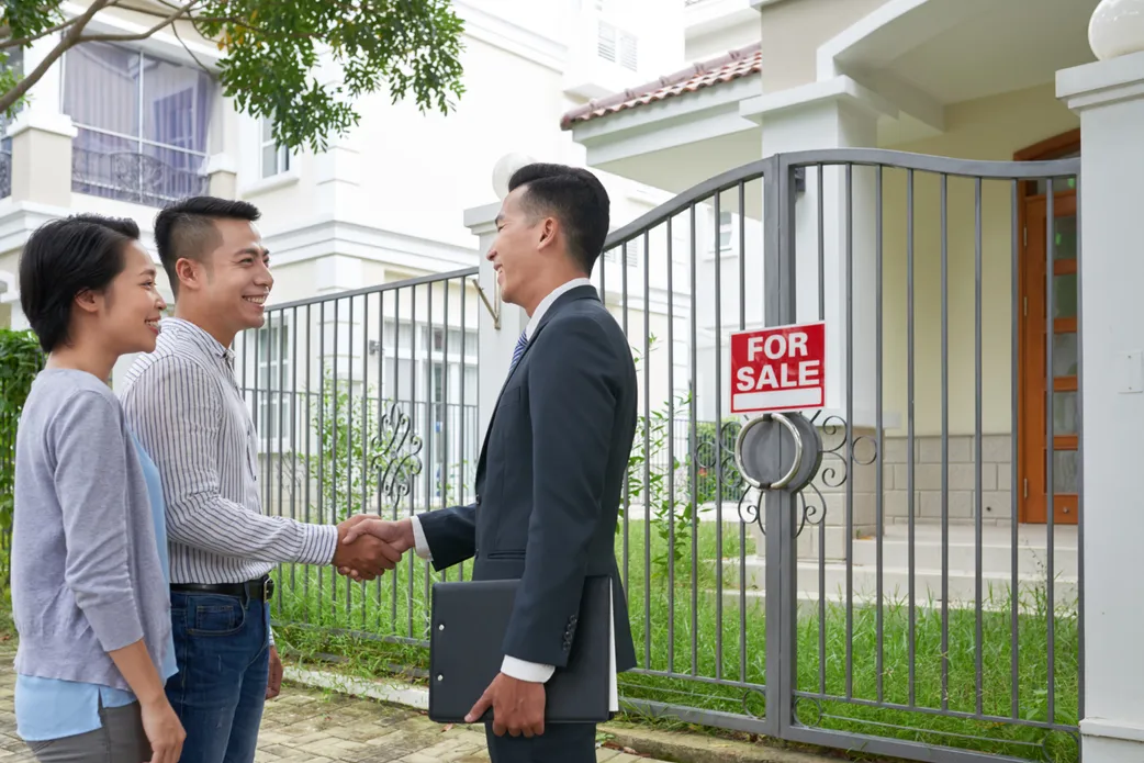 Clientmeetingwithestateagent
