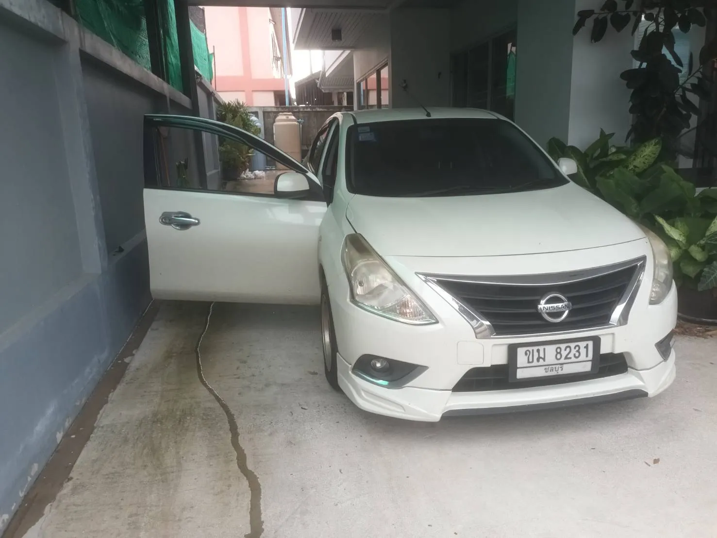 กระจกประตูAlmera