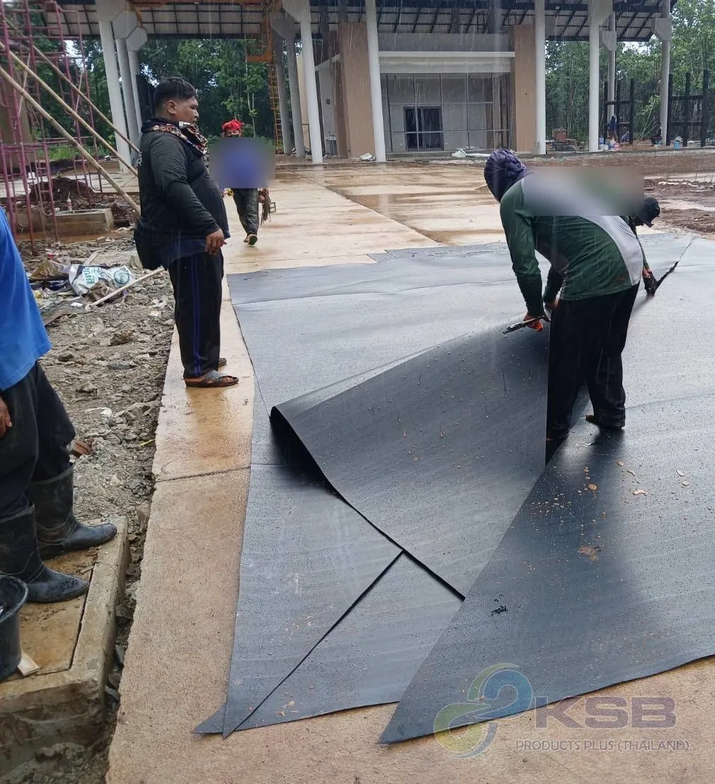 ทีมงานวัดและตัดแผ่น HDPE GEOMEMBRANE ตามขนาดบ่อที่หน้างาน ก่อนปูบ่อบำบัดน้ำเสีย จ.เชียงใหม่