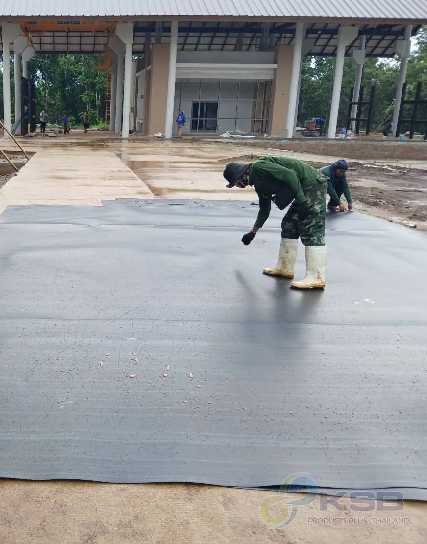 ทีมงานปูและจัดแนวแผ่น HDPE หนา 2.0 mm ในบ่อบำบัดน้ำเสีย จ.เชียงใหม่