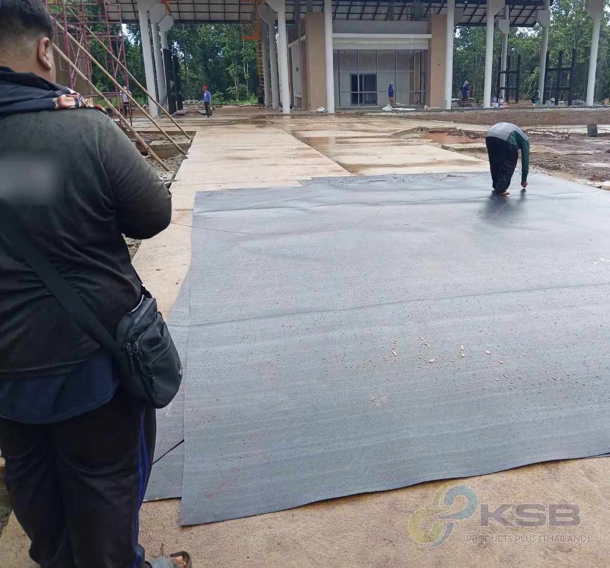 ทีมงานปูแผ่น HDPE ให้เรียบและวางแผ่นต่อกันเป็นแนว ระหว่างติดตั้งบ่อบำบัดน้ำเสีย จ.เชียงใหม่