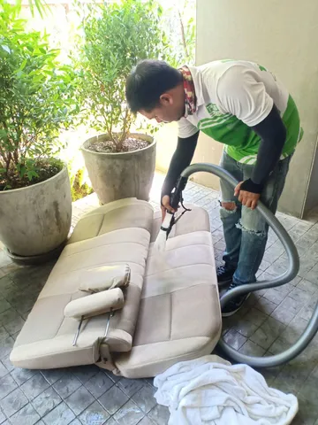 Car-seat-cleaning1