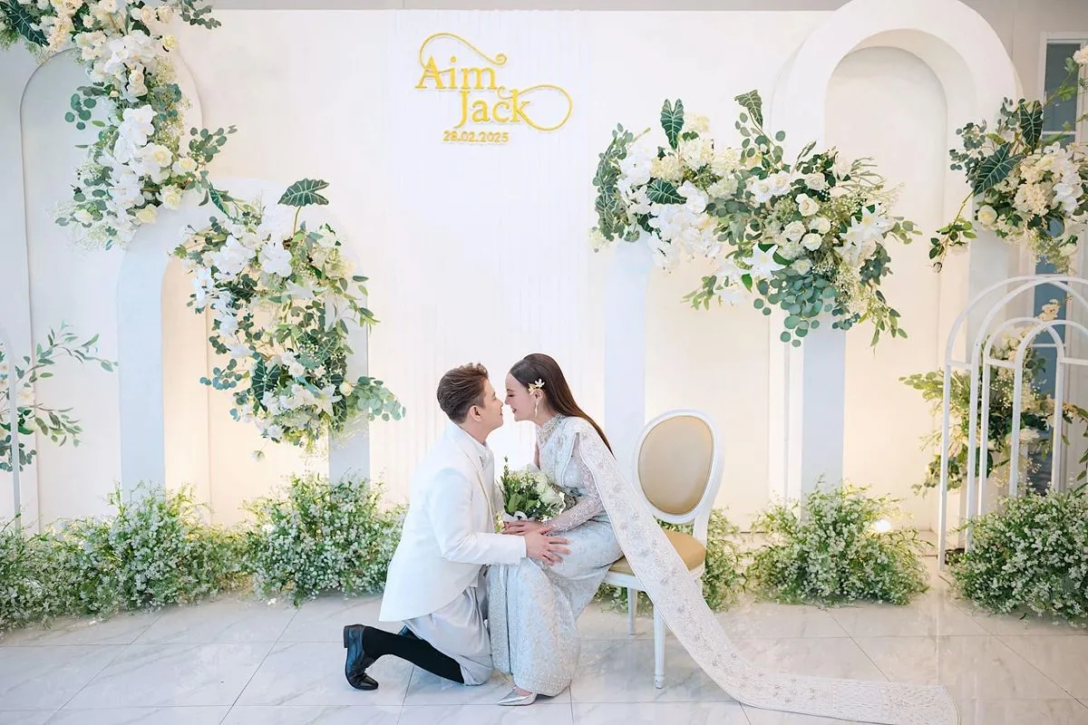 minimal-wedding-ceremony-white-tone