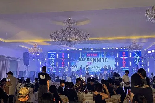บรรยากาศสถานที่จัดงานปีใหม่ในห้องจัดเลี้ยงพร้อมเวทีแสงสีและกิจกรรมบนเวที