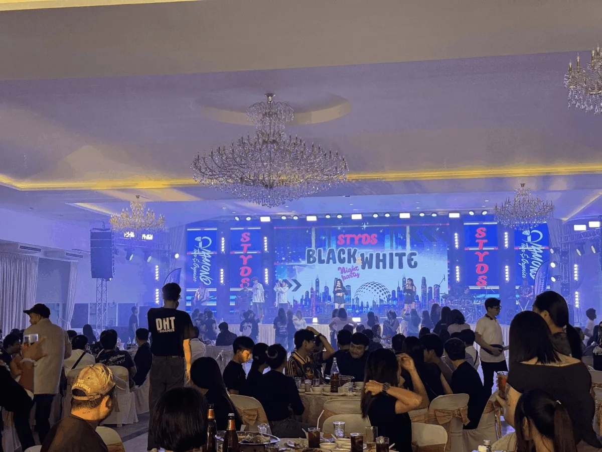 บรรยากาศสถานที่จัดงานปีใหม่ในห้องจัดเลี้ยงพร้อมเวทีแสงสีและกิจกรรมบนเวที