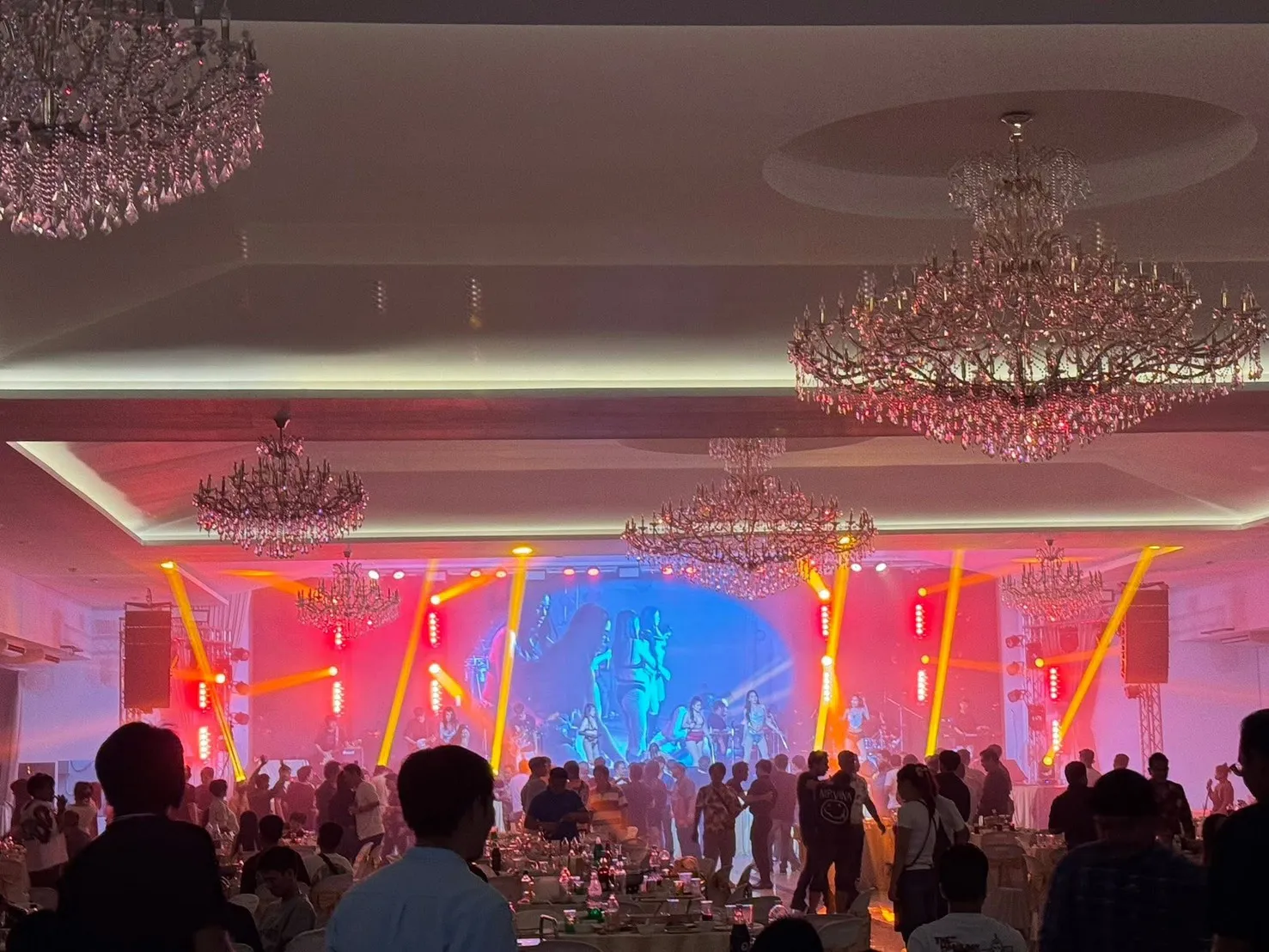 บรรยากาศงานเลี้ยงบริษัทในห้องจัดเลี้ยงพร้อมเวทีแสงสี