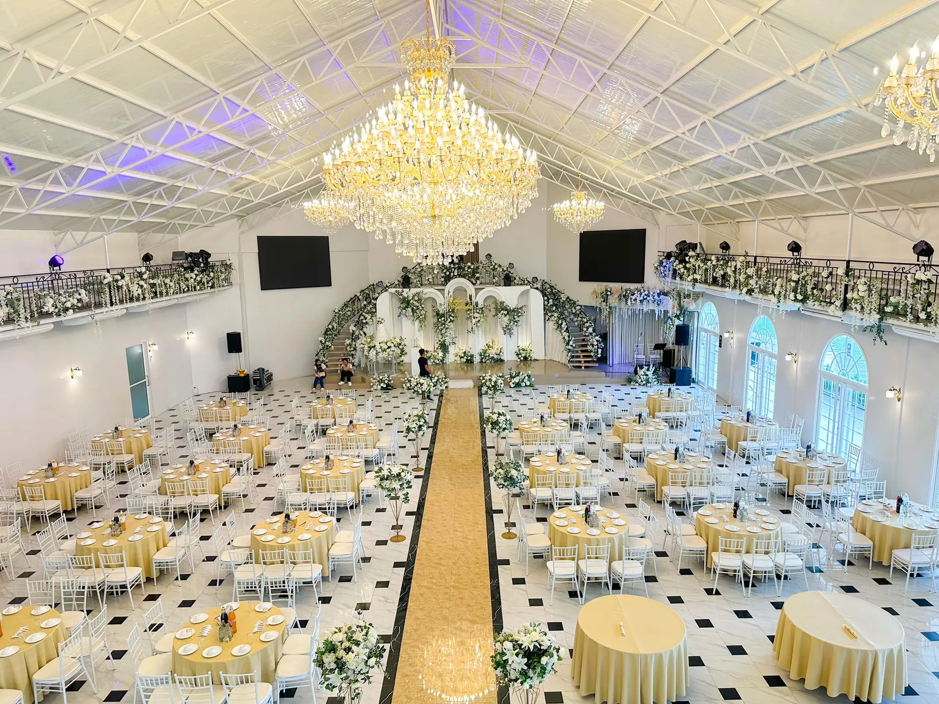 ห้องจัดเลี้ยงงานแต่งบรรยากาศหรูหราเพดานสูงเหมาะกับงานแต่งราคาคุ้มค่า