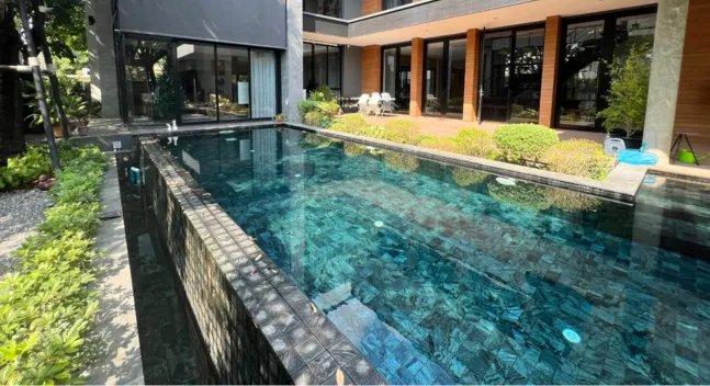 สระว่ายน้ำบ้านคุณเฮงเพชรวงแหวน