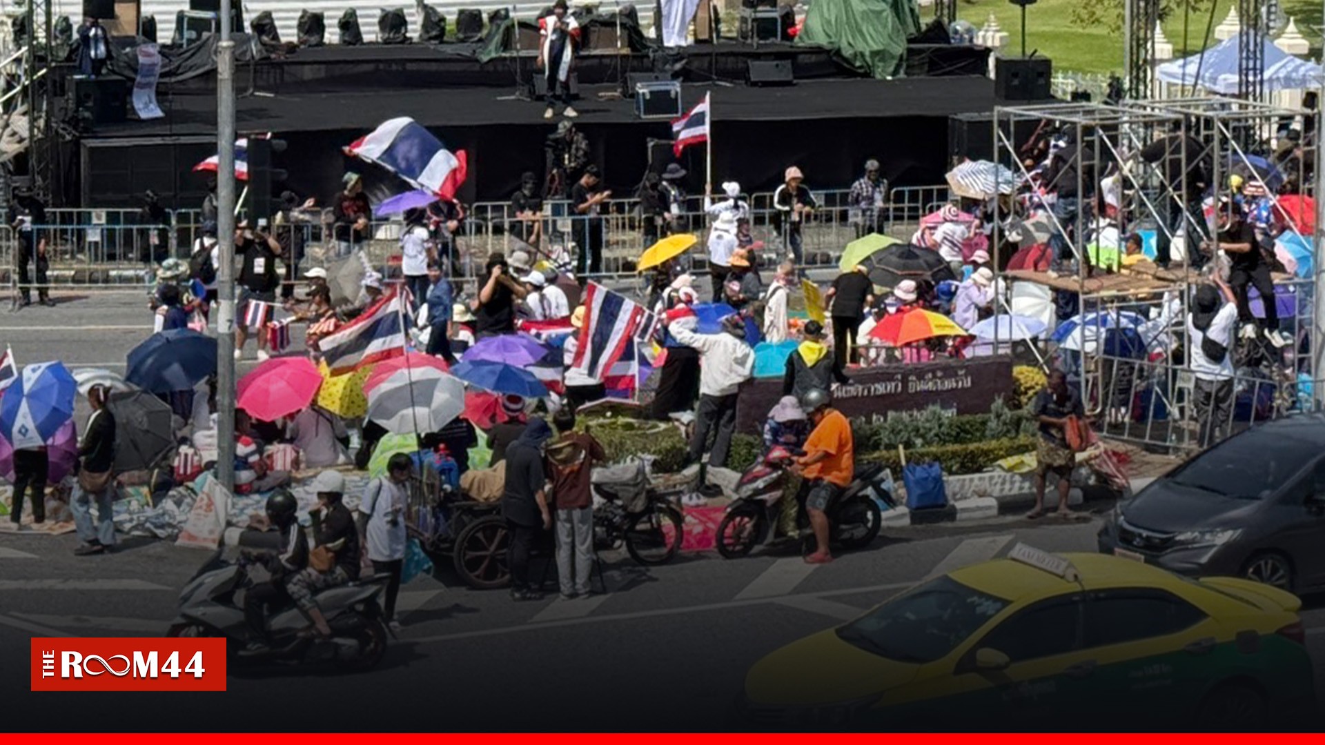 开始热络！民众聚集胜利纪念碑 展示力量驱逐政府 警方部署2,000人严密戒备