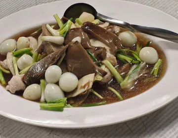 หน่อไม้กระป๋องผัดใส่ไข่นกกระทา