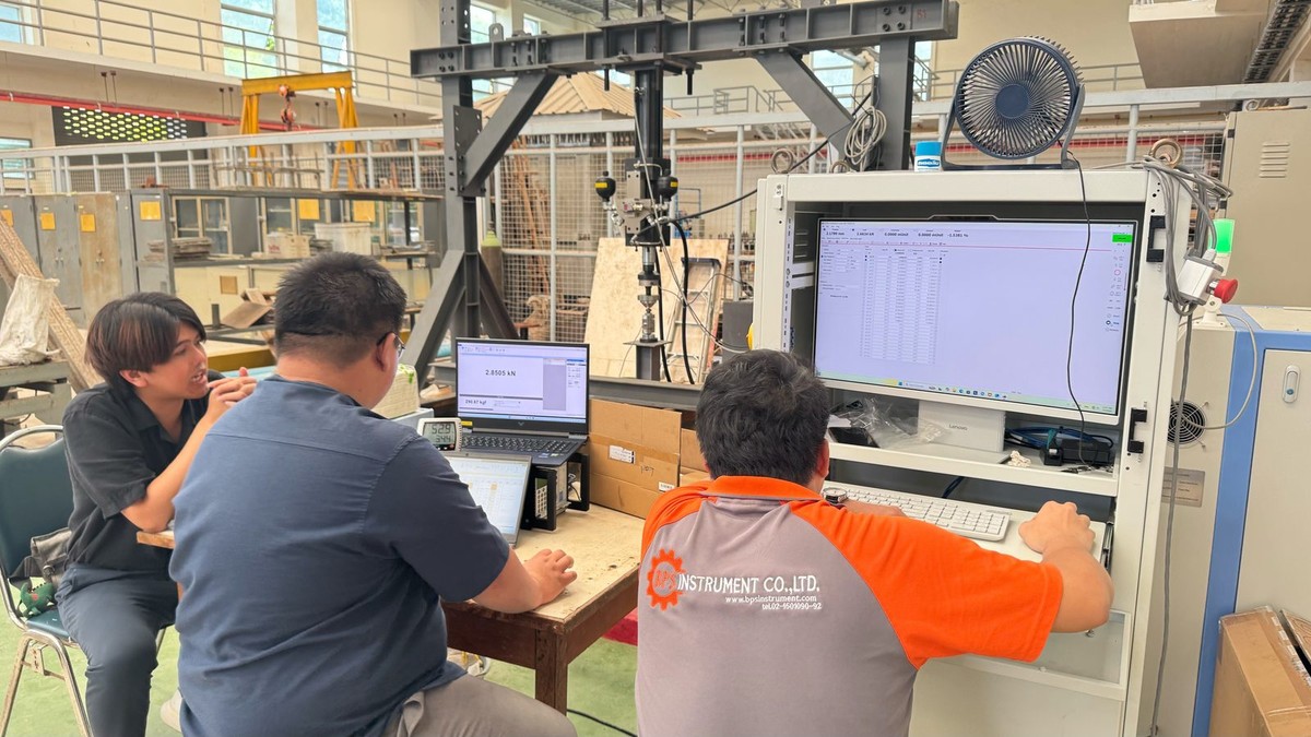 Engineers at the loading system control console