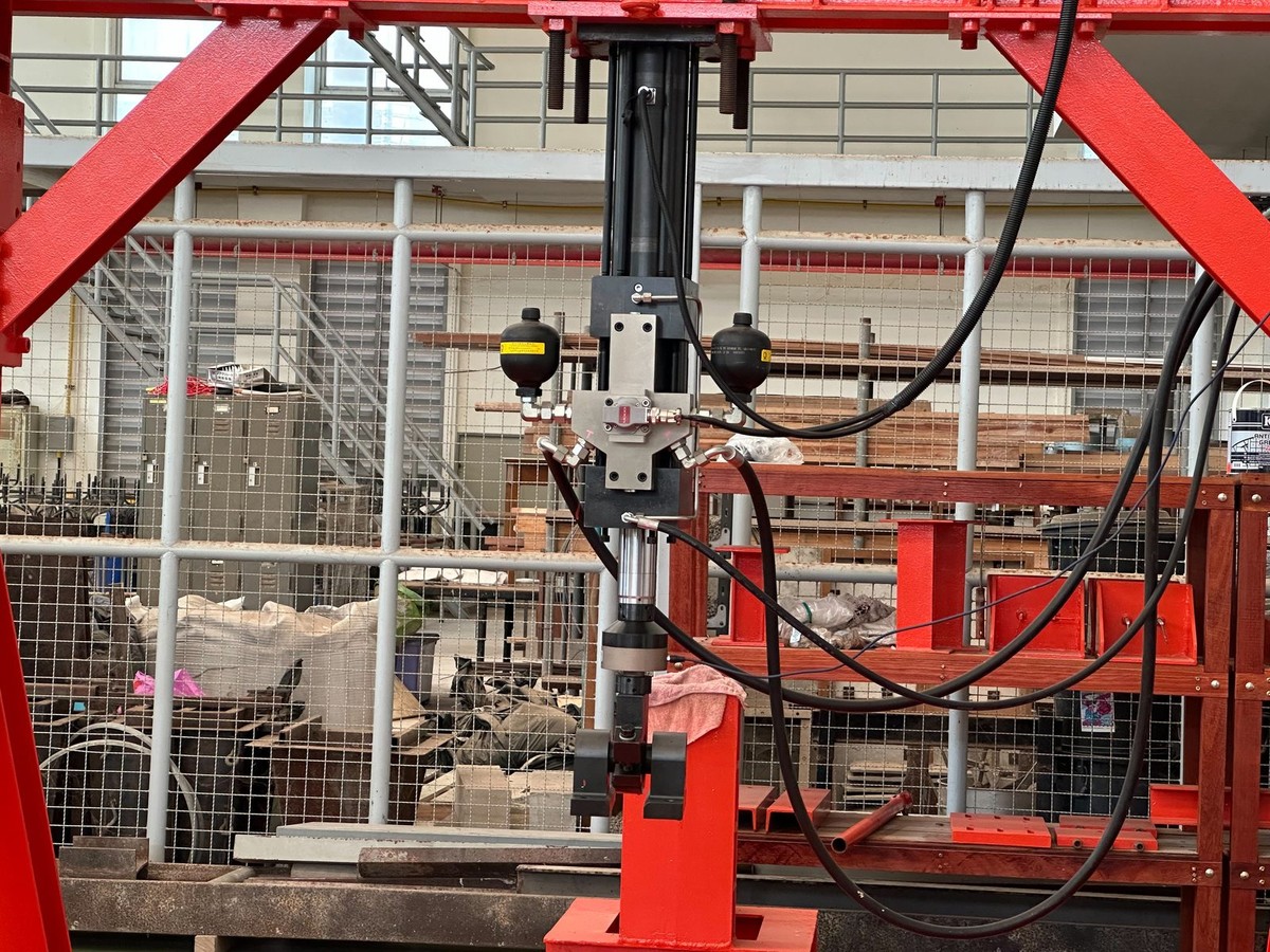 Electro-hydraulic servo loading frame