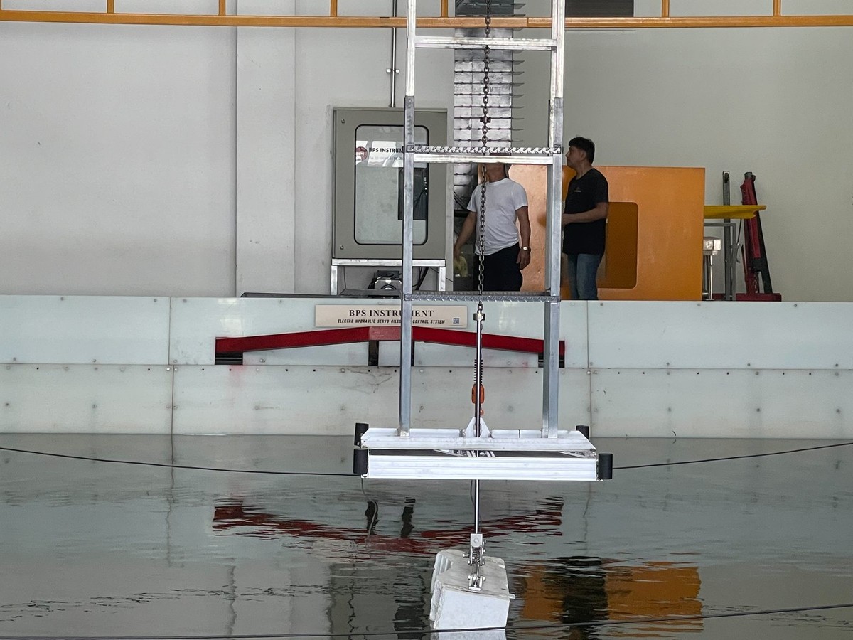 Wave generator test in the tank