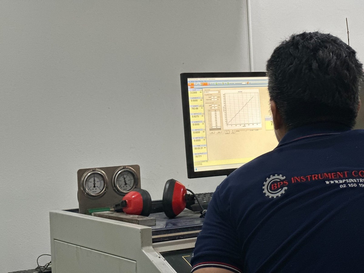 Calibrating a universal testing machine