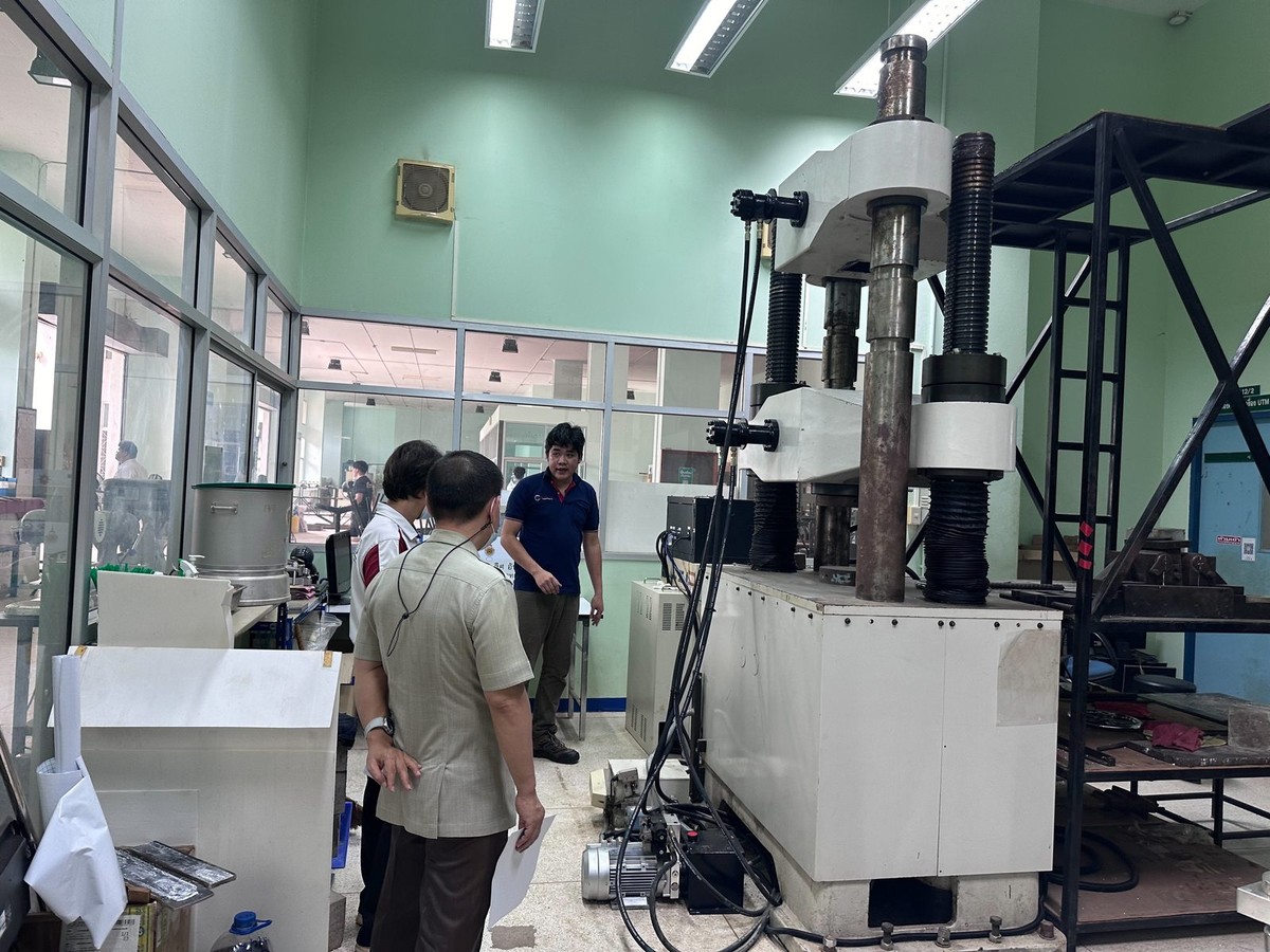 Shimadzu machine with hydraulic clamping