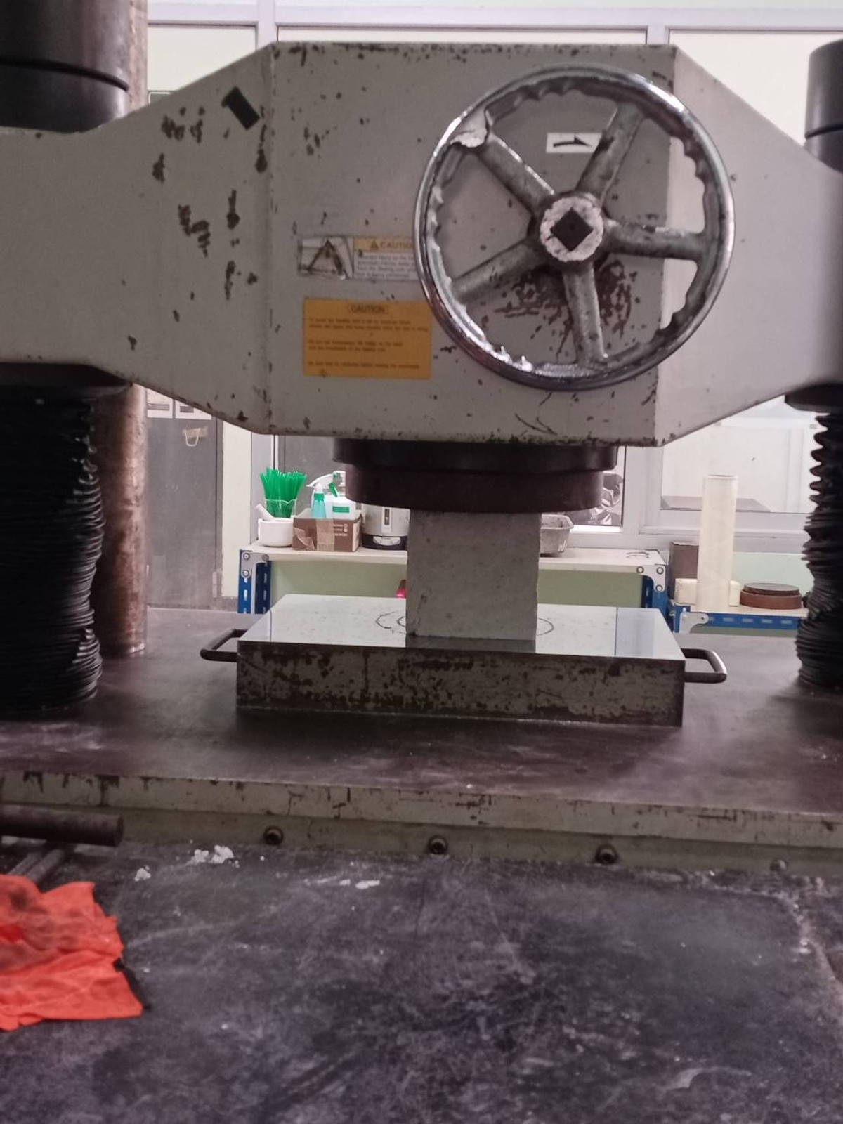 Shimadzu machine with manual clamping