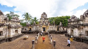 1200px-PrasatSdokKokThom(I)