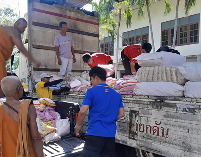 นำรถบรรทุกร่วมขนของบริจาค-กับทางวัดเนินไร่