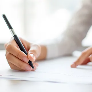 hand-businesswoman-writing-paper-officec