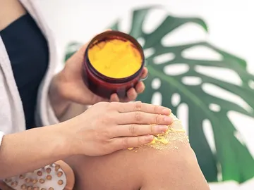 woman-scrubs-her-body-with-body-scrub1112389634755