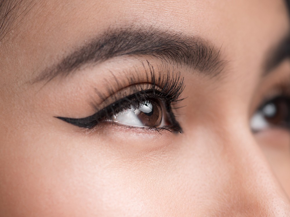 perfect-shape-eyebrows-beautiful-macro-shot-female-eye-with-classic-eyeliner-makeup