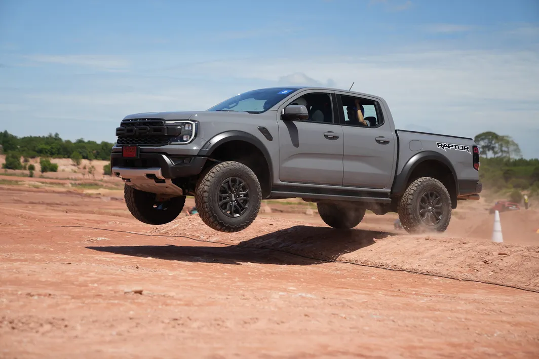 FordRangerRaptorUnbeatableExperience409