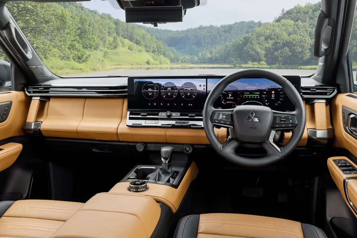 3 All-New Mitsubishi Pajero_Interior