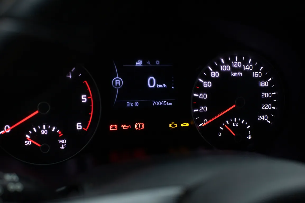 close-up-fuel-level-gauge-vehicle
