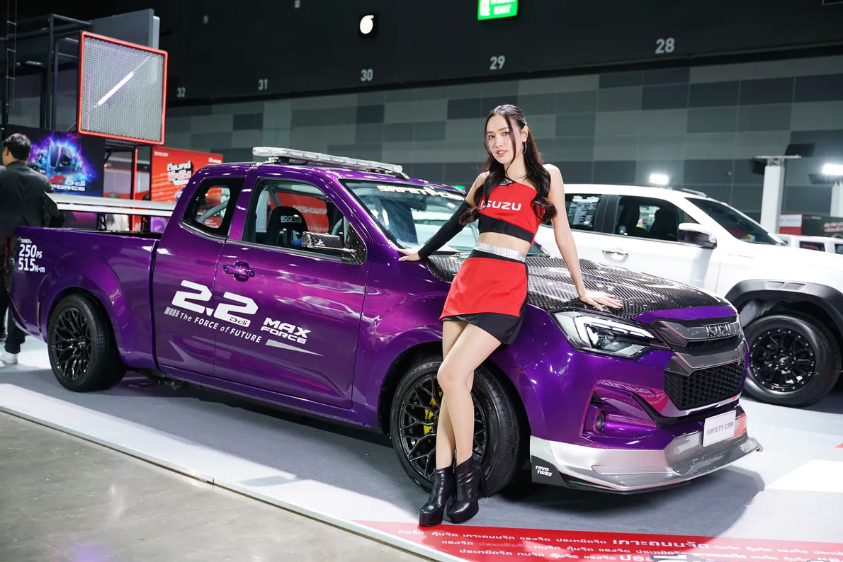 17ISUZUSAFETYCAR2
