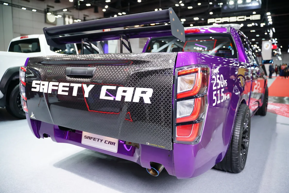 18ISUZUSAFETYCAR2