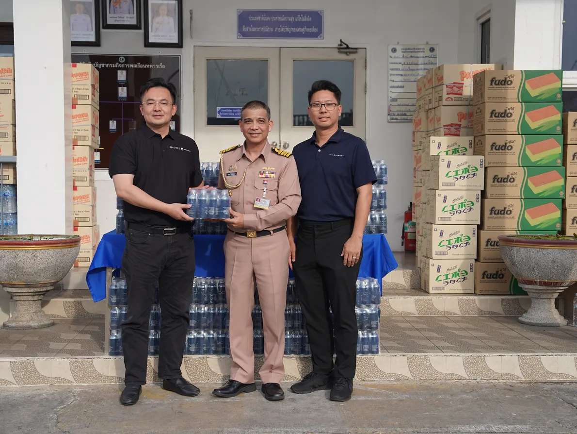 คุณหยู่ปินเคอและคุณจิรศักดิ์มอบน้ำดื่มกับตัวแทนกองทัพเรือ