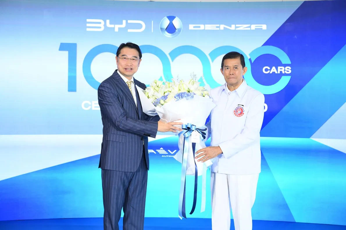 คุณหลิวเสวี่ยเลี่ยงมอบช่อดอกไม้ขอบคุณนายกรทัพพะรังสี