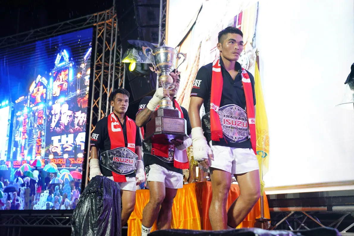 ทีมภาคกลางเชิญรับถ้วยรางวัลre