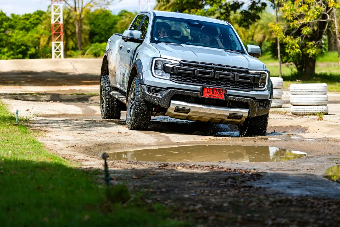 สถานีหลุมสลับซ้าย-ขวาFord4x4DrivingSkillsTraining