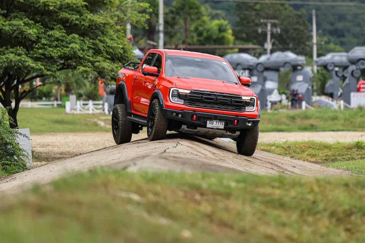 สถานีเนินเอียงสไลด์ซ้าย-ขวาFord4x4DrivingSkillsTraining