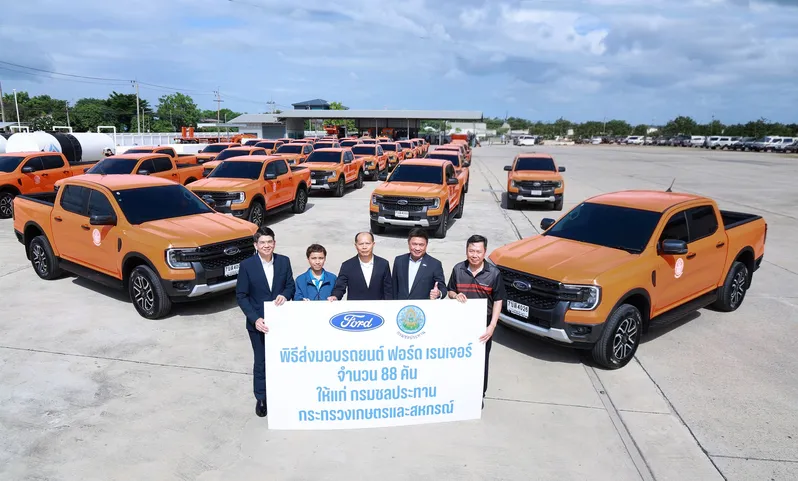 Ford hands over Ranger (1)