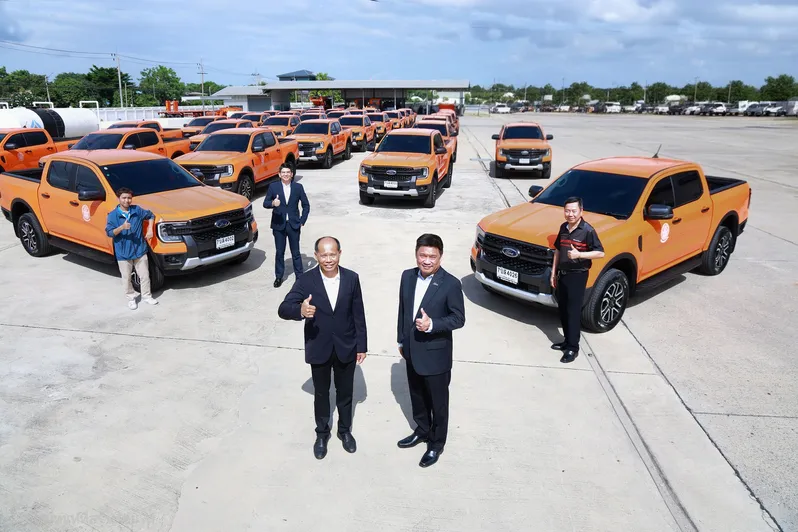 Ford hands over Ranger (2)