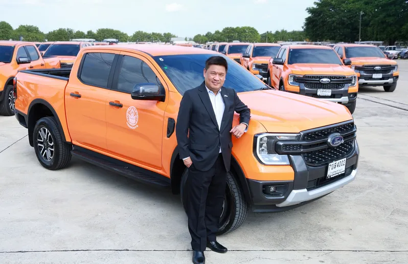Ford hands over Ranger (3)
