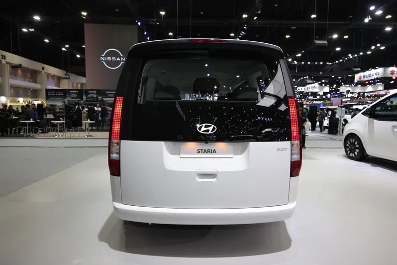 HyundaiSTARIAEssence2
