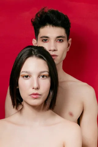 beautiful-couple-posing-bare